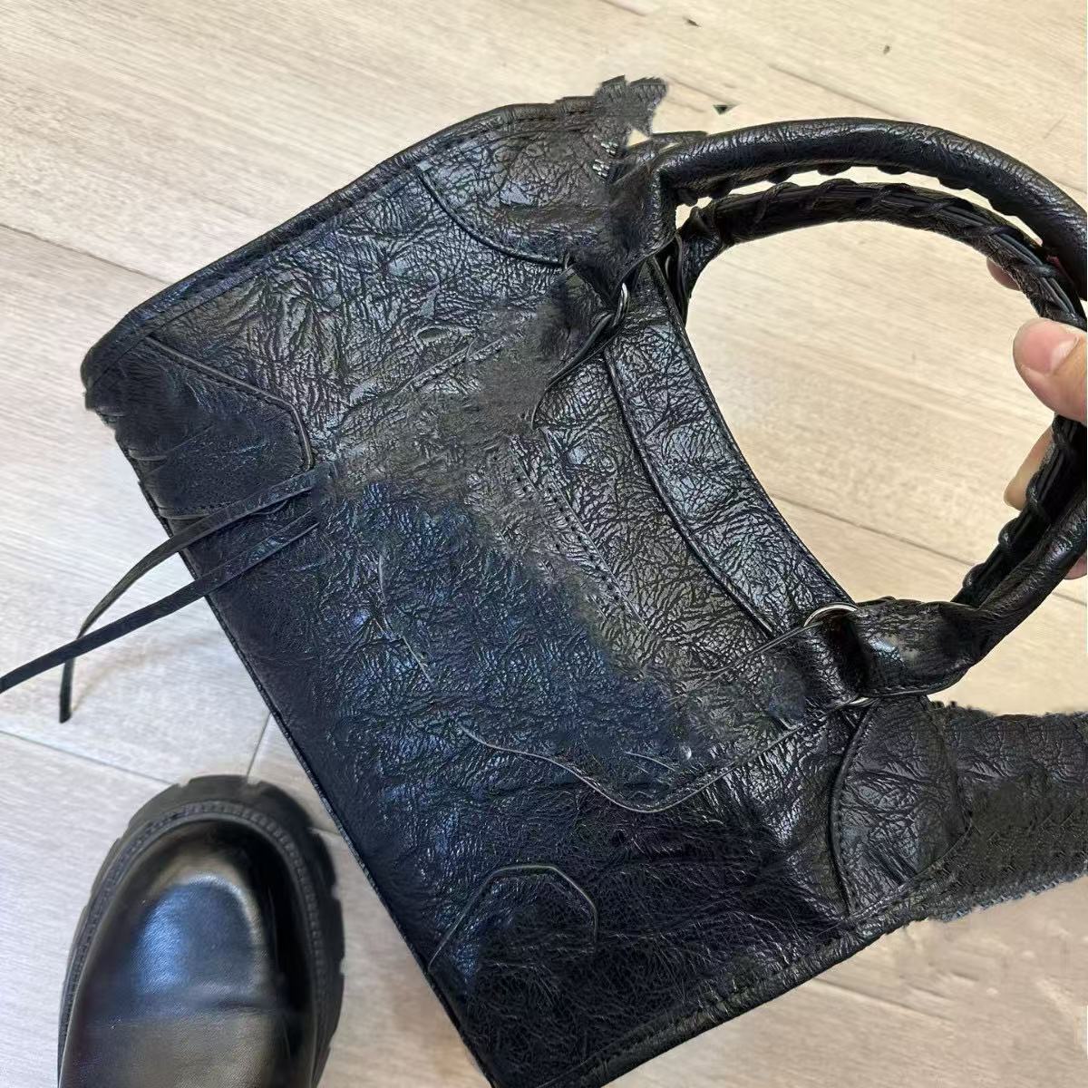 Designer New Handbag Fashionable Versatile Women's Bag Single Shoulder Crossbody bag with a high-end and retro feel large capacity Tote