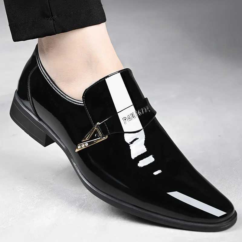 Trend New Mens White Black Pointed Mirror Patent Leather Casual Oxfords Shoes Wedding Dress Homecoming Footwear Mens Shoes Y250715