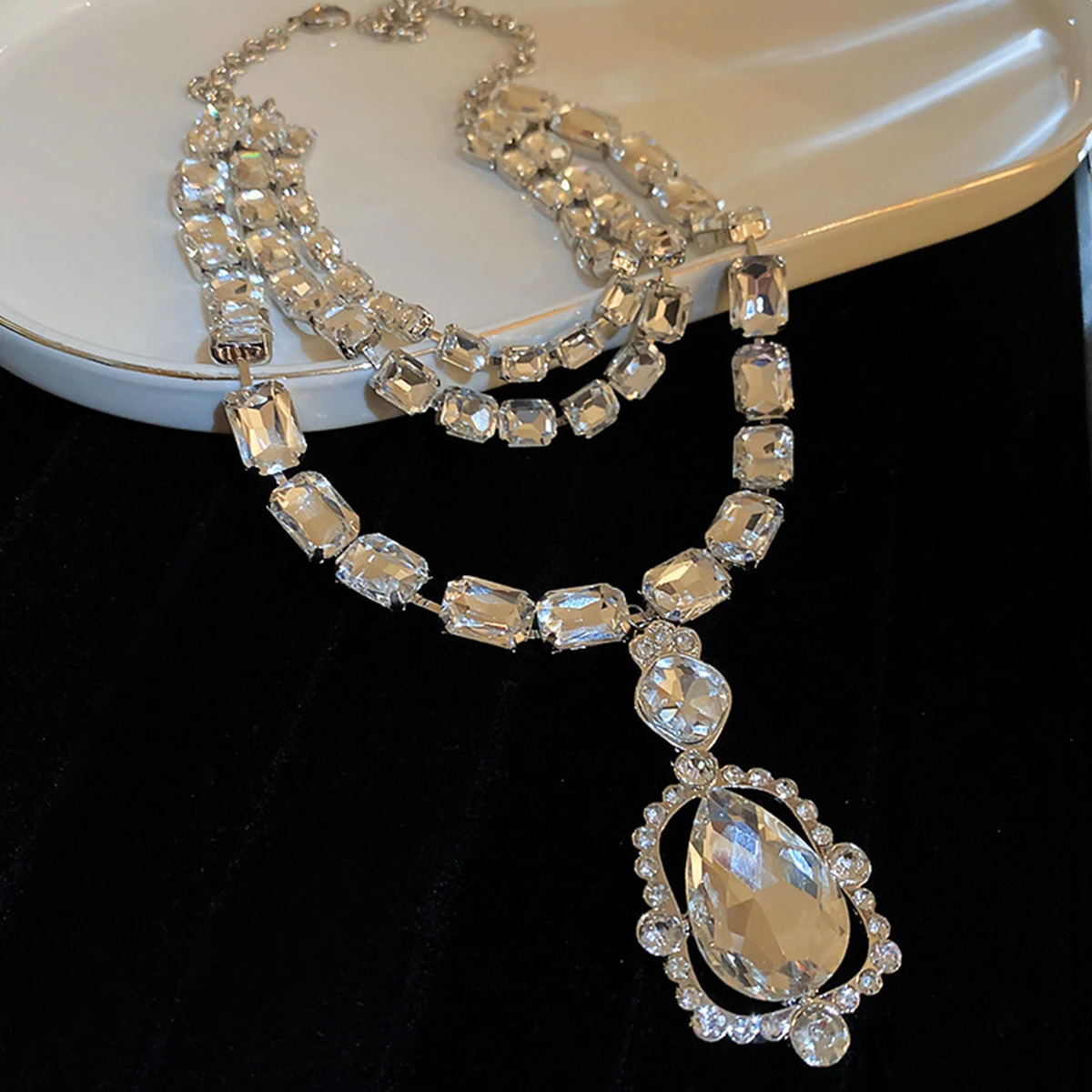 Multi-layered Glass Trend Necklaces for Women Minimalist Pendant Jewelry Super Flash Crystal Clavicle Chain Banquet Accessories 250711
