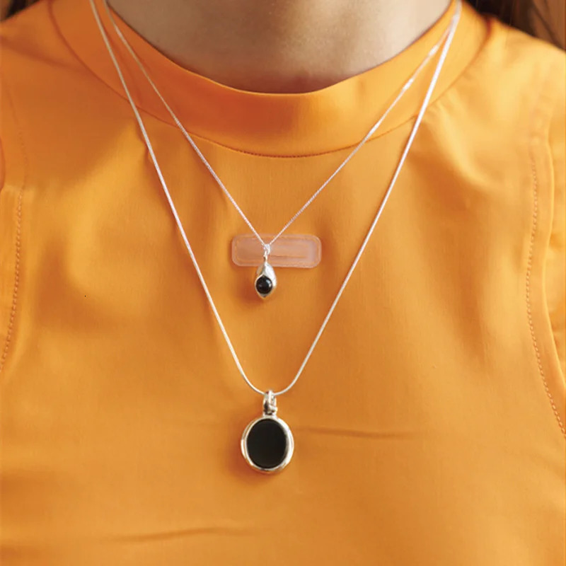 Niche Vintage Black Agate Spotted Stone Pendant Necklace for womens Fashion Commuting Light OL Trendy Collarbone Chain 250711
