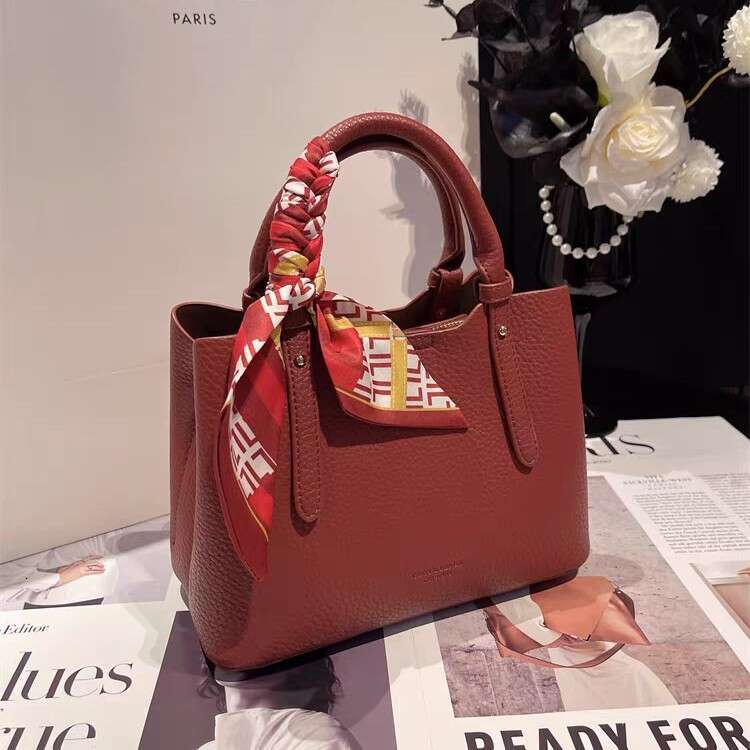 High-End Fashion Handbag 2024 New Commuter Women's Gift for Mom Elegant Shoulder Crossbody Bag Trendy