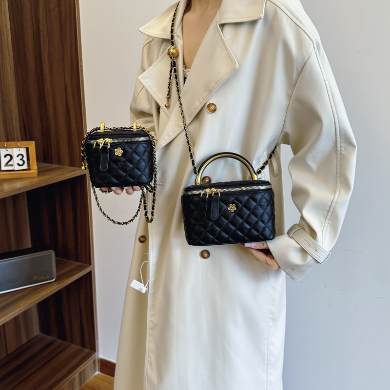 Hot Free shipping designer bags for womens Shoulder bags black red beige brown New Xiaoxiangfeng diamond grid chain shoulder bag versatile crossbody b
