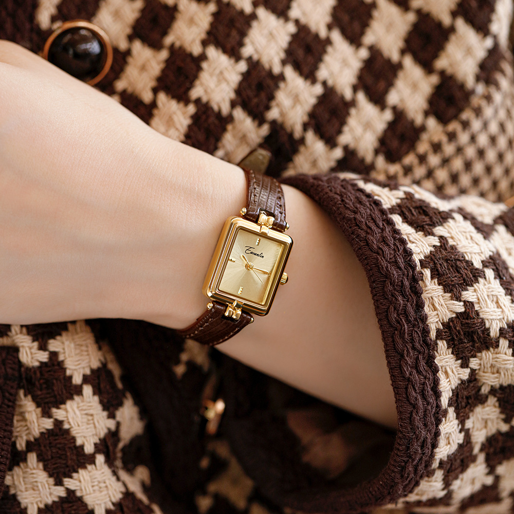 Chic Minimalist Feminine Quartz Wristwatch - Delicate Accent for Any Outfit