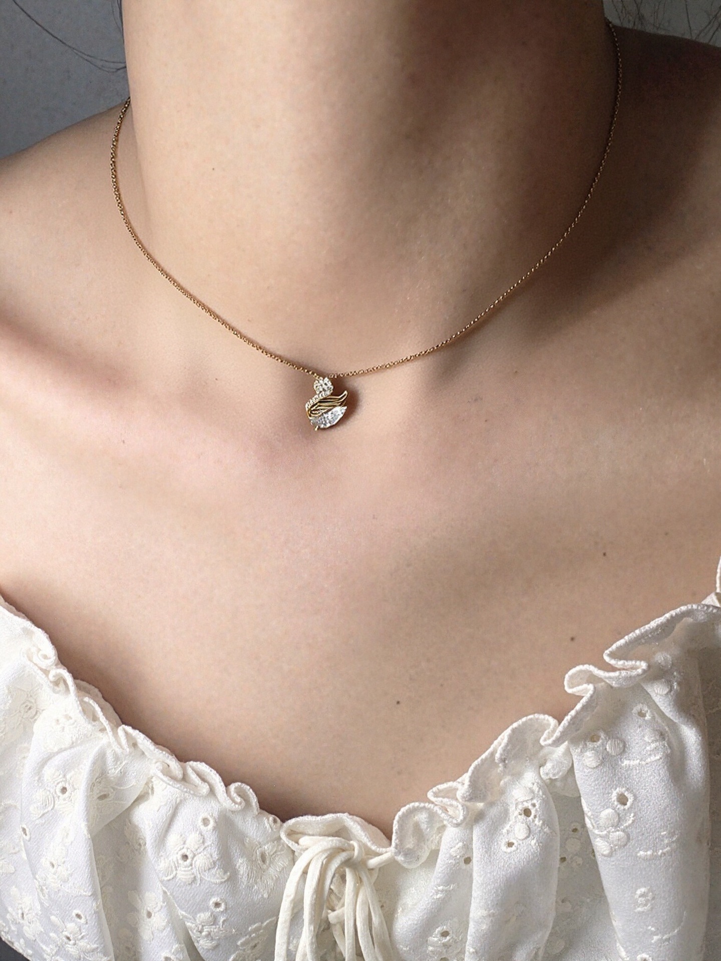 Gold - Toned Crystal - Encrusted Swan Pendant Necklace Elegant Daily And Special Occasions Gift For Her High - Quality Fashion Jewelry