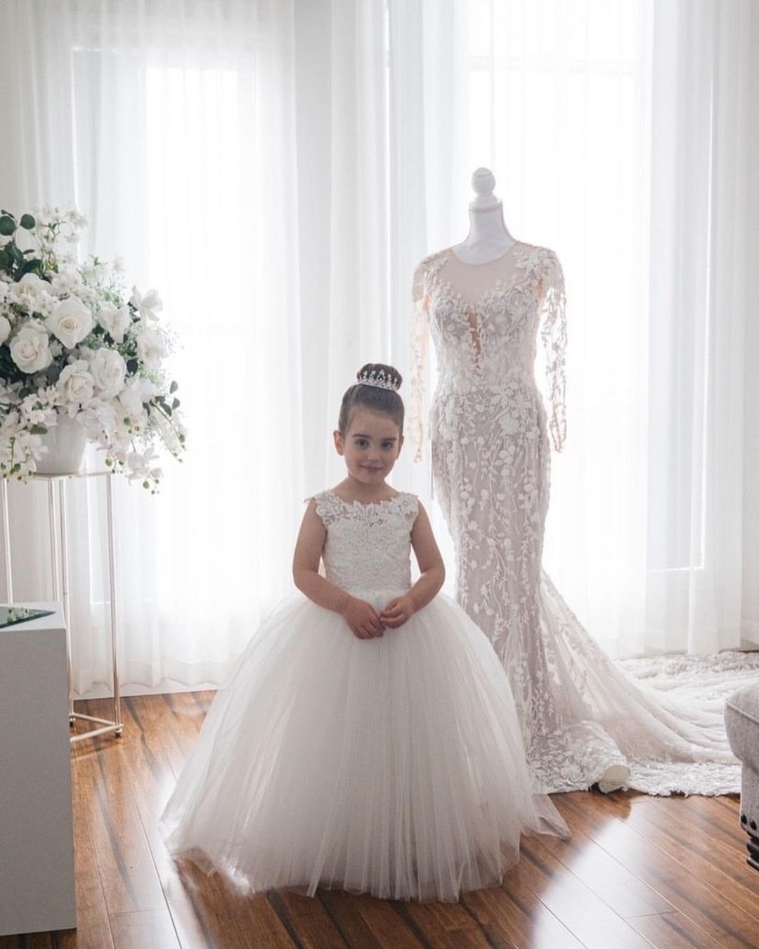 Stock Lace Flower Girl Dresses Appqulies Beads Bow Long Train Backless Buttons Wedddding Party Girl Tutu Birthday Communion Dress MC2223