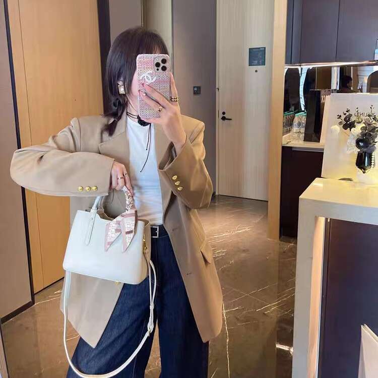 High-End Fashion Handbag 2024 New Commuter Women's Gift for Mom Elegant Shoulder Crossbody Bag Trendy