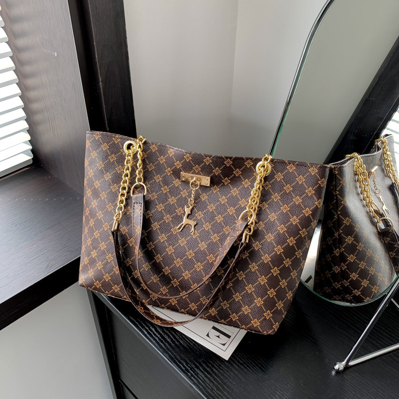 Designer 2025 Autumn Winter New Vintage Handbag Shoulder Large Capacity Tote Mixed Batch Light Luxury Women's Bag