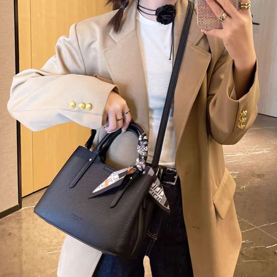 High-End Fashion Handbag 2024 New Commuter Women's Gift for Mom Elegant Shoulder Crossbody Bag Trendy