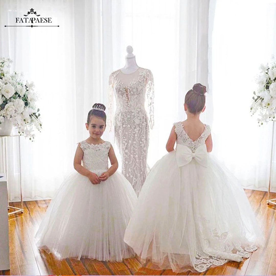 Stock Lace Flower Girl Dresses Appqulies Beads Bow Long Train Backless Buttons Wedddding Party Girl Tutu Birthday Communion Dress MC2223