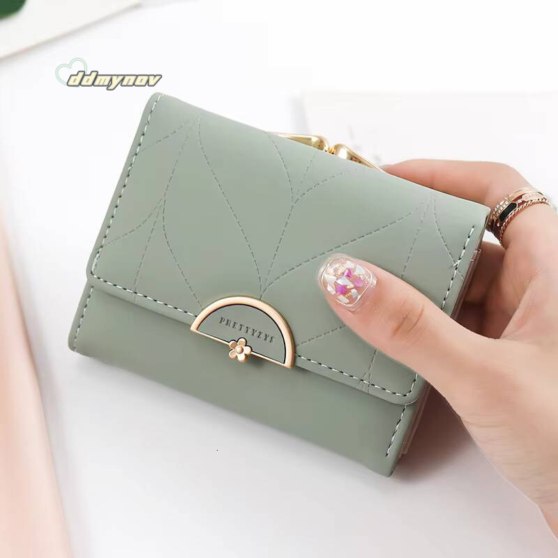 024 Womens summer new womens short wallet Japan and South Korea PU leather hardware buckle three fold bag high texture multi-c ddmynov