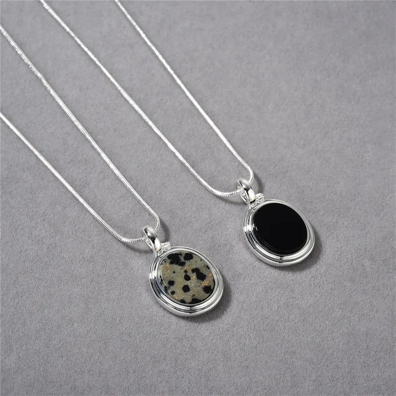 Niche Vintage Black Agate Spotted Stone Pendant Necklace for womens Fashion Commuting Light OL Trendy Collarbone Chain 250711