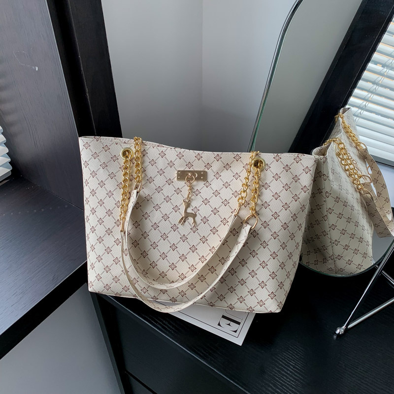 Designer 2025 Autumn Winter New Vintage Handbag Shoulder Large Capacity Tote Mixed Batch Light Luxury Women's Bag