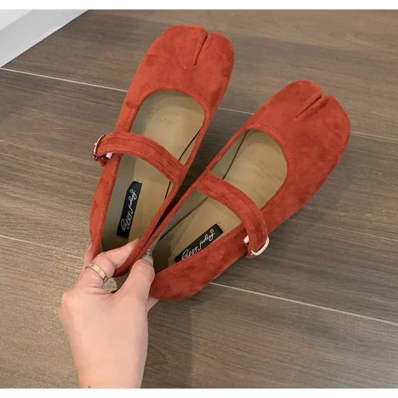 Japanese Style Tabi Ninja Shoes Women Retro Suede Flats Split Hoof Toe Boat Shoes Femme Mary Jeans Mocasines Ballerina Shoe 250711