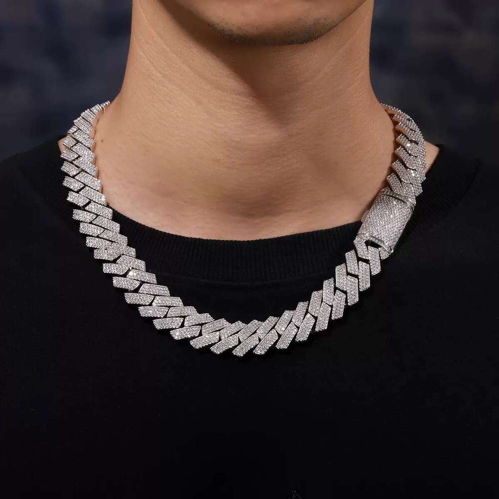 Custom Prong Mossanite Miami in Sier Pass Dia Test VVS Moissanite Cuban Link Chain