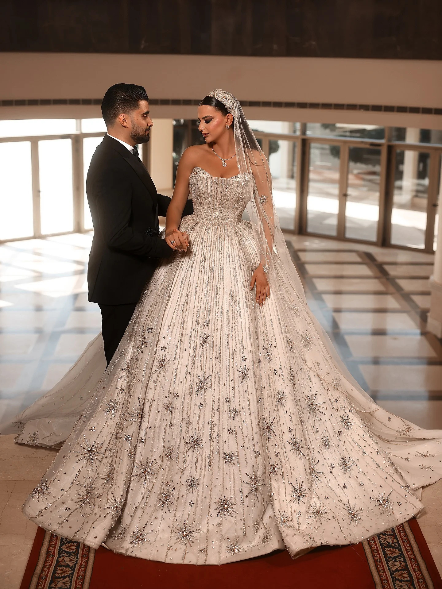 Exquisite Strapless Crystal Wedding Dress Ball Gown Elegant Beading Lace Bridal Dress Customized Sleeveless vestidos de novia