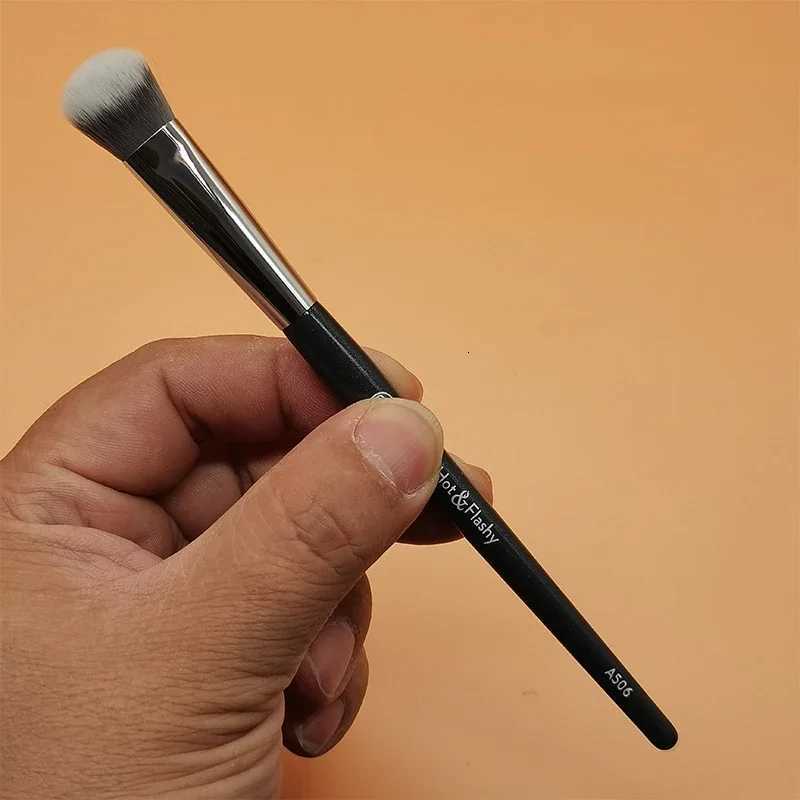 1pc 101 Contoured Foundation Makeup Brushes Angled Liquid Base Concealer Makeup Brushes Red Wood Handle Cosmetic Tools 506 XJ2500716