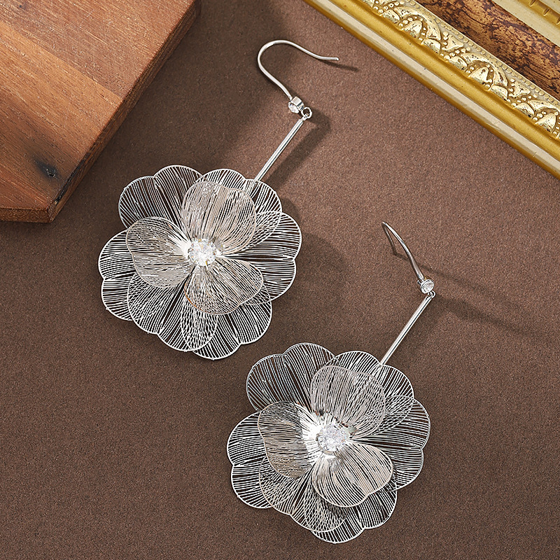 New Fashionable Elegant Old Money Style Gold Three-Dimensional Flower Tassel Earrings Light High-End Sier Needle Ear Jewelry