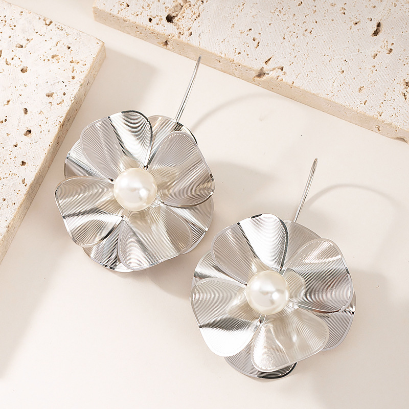 Fashion Exquisite 3D Ginkgo Leaf Pearl Floral Earrings for Women High-end Sense Elegant Versatile Socialite Style Ear Jewelry