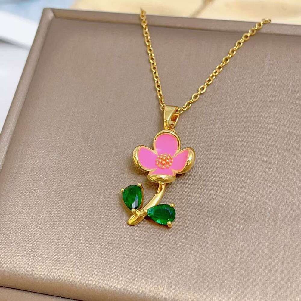 Korean Style Gold-Plated Fresh Necklace For Women Pink Flower Green Leaf Pendant Light Titanium Steel Clavicle Chain Fa8