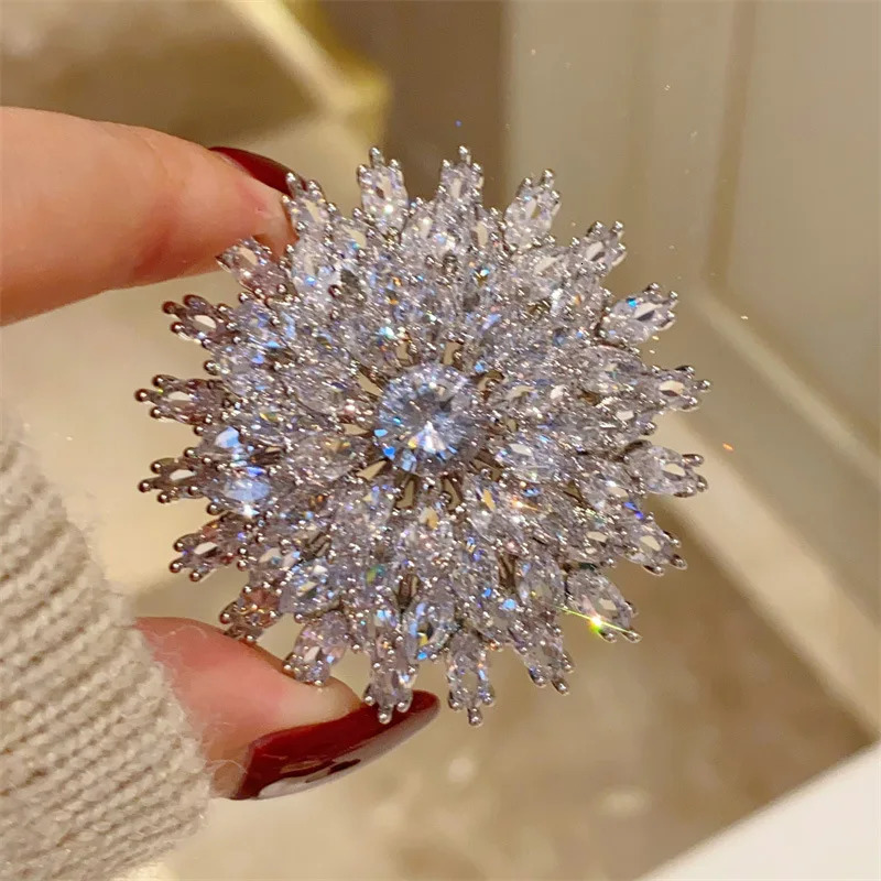 Brooches For Women Big Flower Gold Color White Zirconia Fashion Jewelry Elegant Gown Clothes Pin Accessories Party Gift 250712
