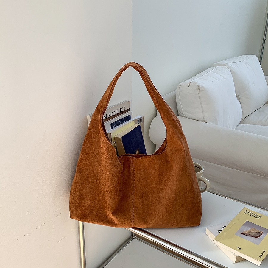 Large Capacity Commuter Tote Bag with Vintage Charm Made from Soft Suede Material