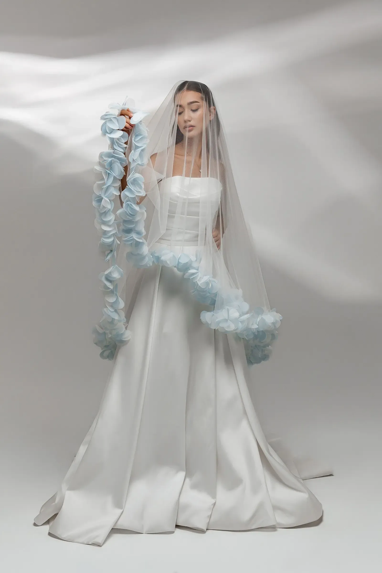 Elegant Wedding Veils One Layer Tulle Appliques Headdress Lace Tulle White Ivory Flower Edge Bridal Veil Customized Length Veils V3243