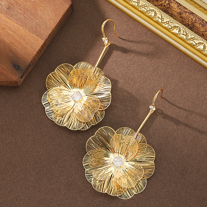 New Fashionable Elegant Old Money Style Gold Three-Dimensional Flower Tassel Earrings Light High-End Sier Needle Ear Jewelry