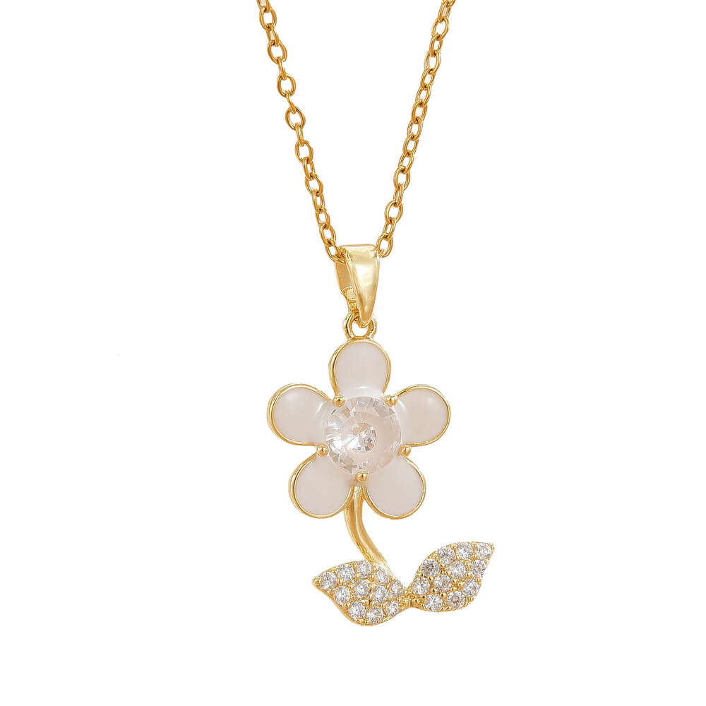 Cute Flower Necklace For Women, Light Niche Design, Titanium Steel Non-Fading Collarbone Chain, Yiwu C37
