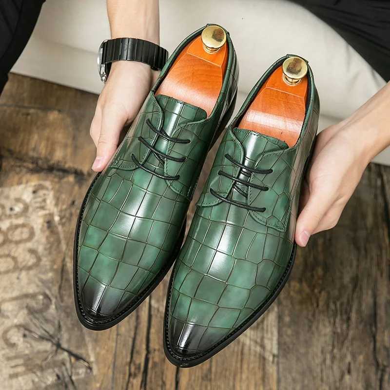 Britain Retro Men Pointed Green Black Flats Business Lace Up Oxford Leather Shoes Casual Loafers Formal Dress Footwear Y250715