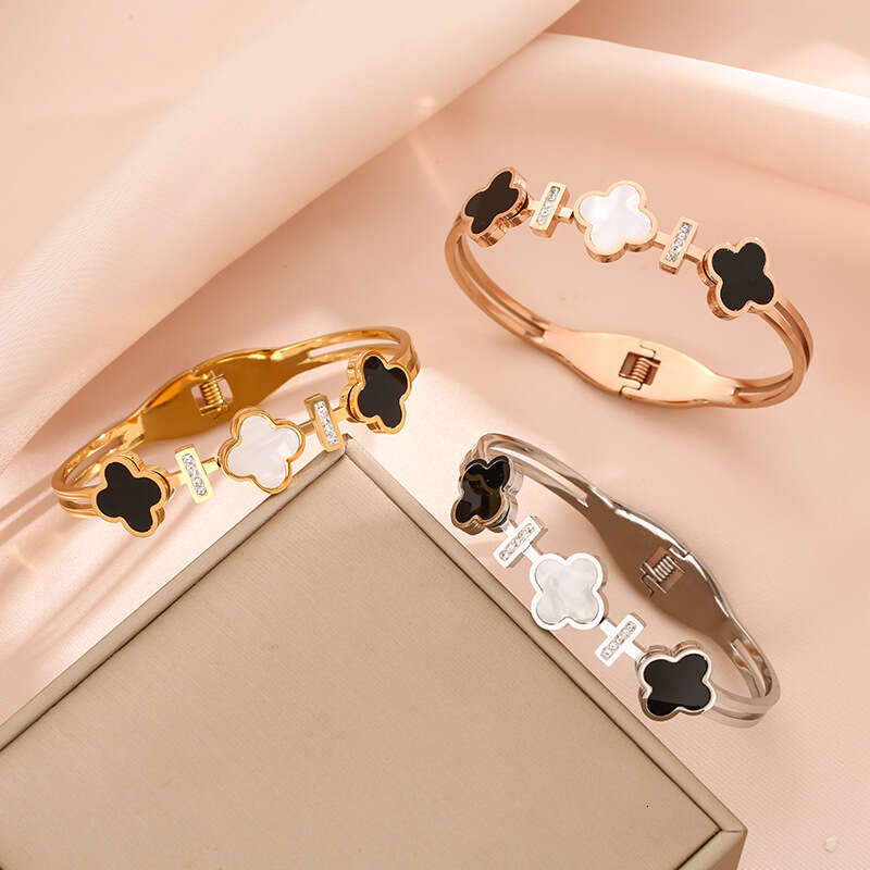 Luxury Jewelry Designer Bracelet For Women Lucky Four-Leaf Clover Chain Micro Set Zircon Charm High end Versatile Diamond Bracelet Gold Rose Gold Silv