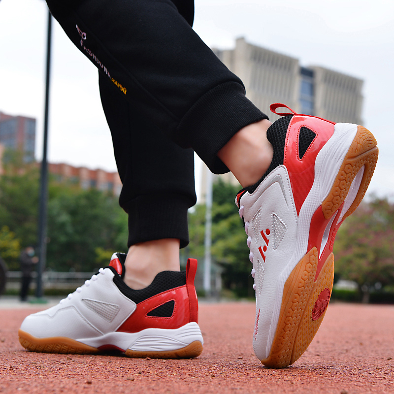 Lightweight and breathable badminton shoes for men and women with anti-slip and shock-absorbing features for professional training and competitive mat