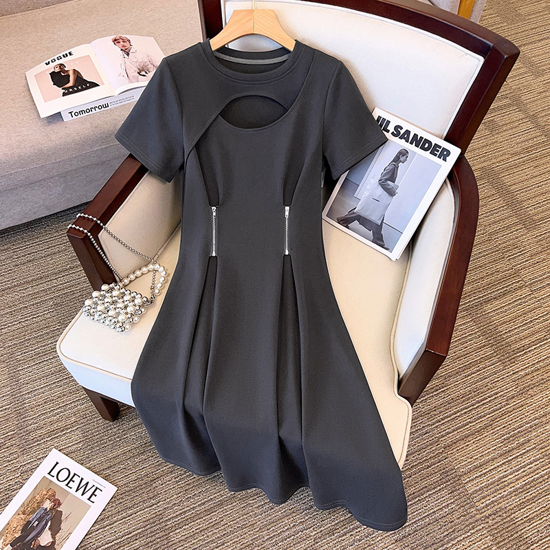 2025 Plus Size Summer Dress for Chubby Girls, Slimming, Tummy Covering, Waist Cinching, Pleated Round Neck Dress, Women's Light Luxury Fashion De