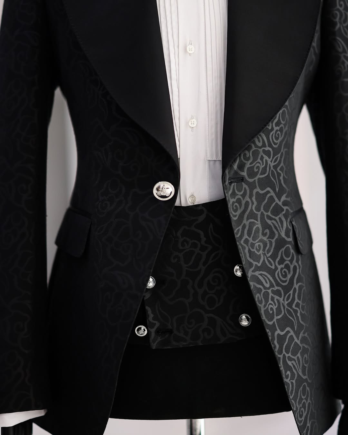 Handsome Men Suits Tailor-Made 2 Pieces Peaked Lapel Jacket Jacquard Blazer One Button Groom Evening Prom Party Customized Coat Pants Plus Size