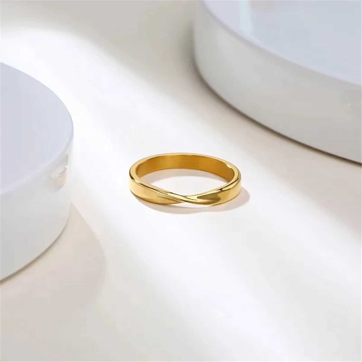 Thin 3mm Mobius Ring Charm Stainless Steel Twist Wedding Ring for Women Infinite Love Gift S250716