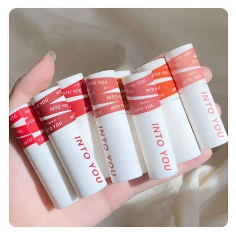 INTO YOU LIP D The Female Protagonist's Lips Cheeks Are Dual pose Misted Face Mouth And Red Lip Beauty Cosmetics