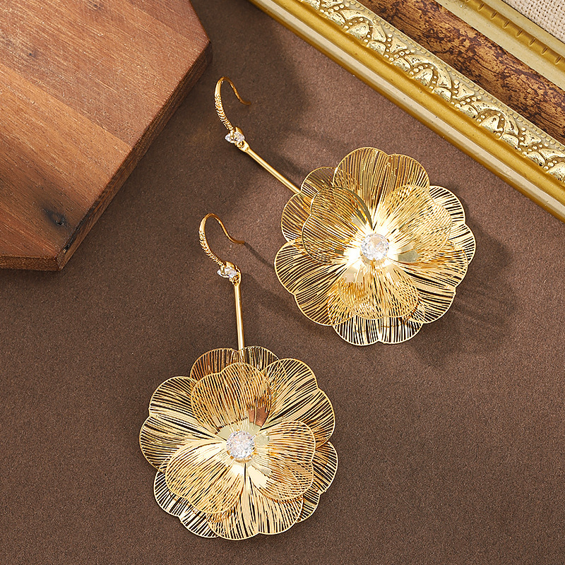 New Fashionable Elegant Old Money Style Gold Three-Dimensional Flower Tassel Earrings Light High-End Sier Needle Ear Jewelry