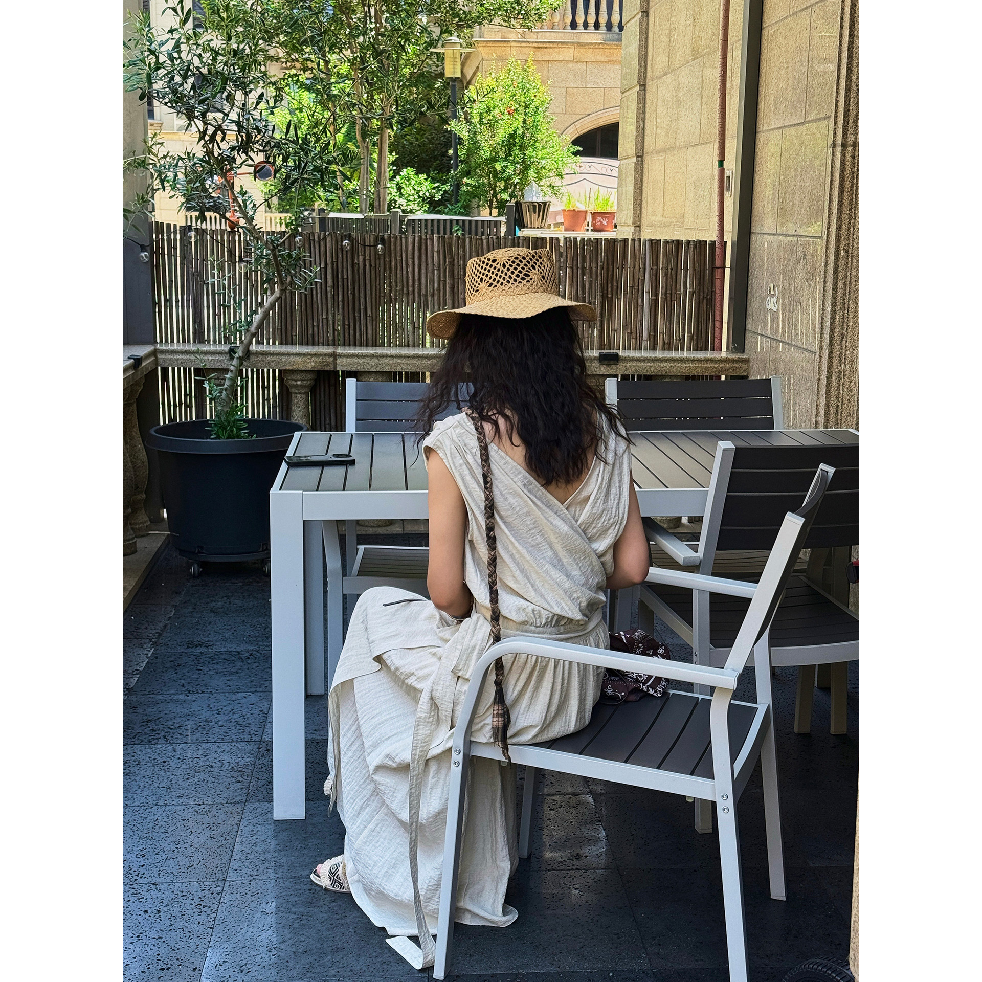 2025 Summer New French Romantic Waist-Cinching Pleated V-Neck Sleeveless Dress Lightweight and Elegant Long for Women