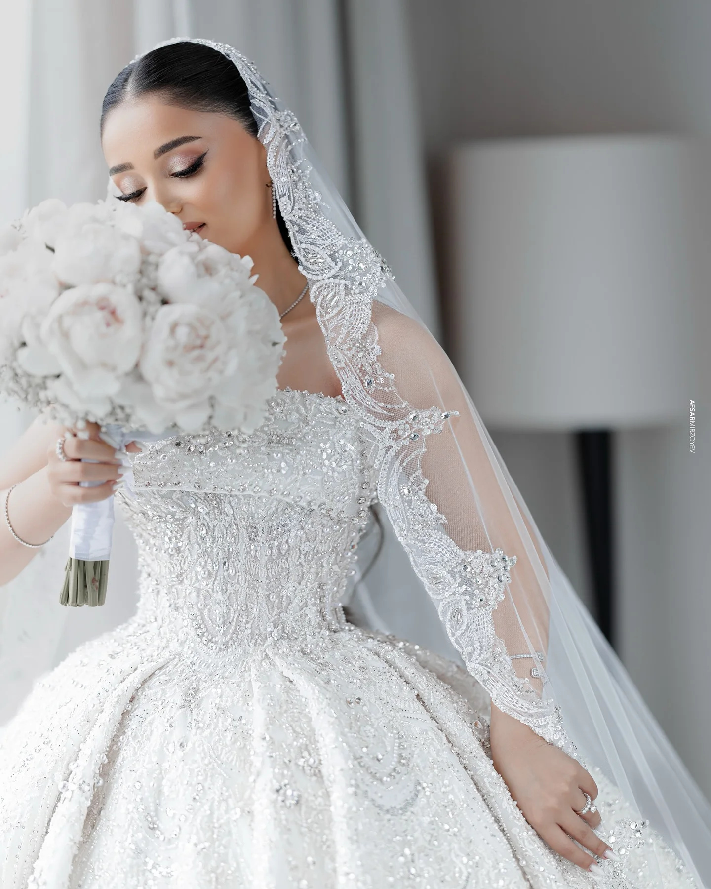 Gorgeous Beaded Pearls Ball Gown Wedding Dress Sequined Appliques Bridal Gowns Arabic Strapless Sleeveless vestido de novia