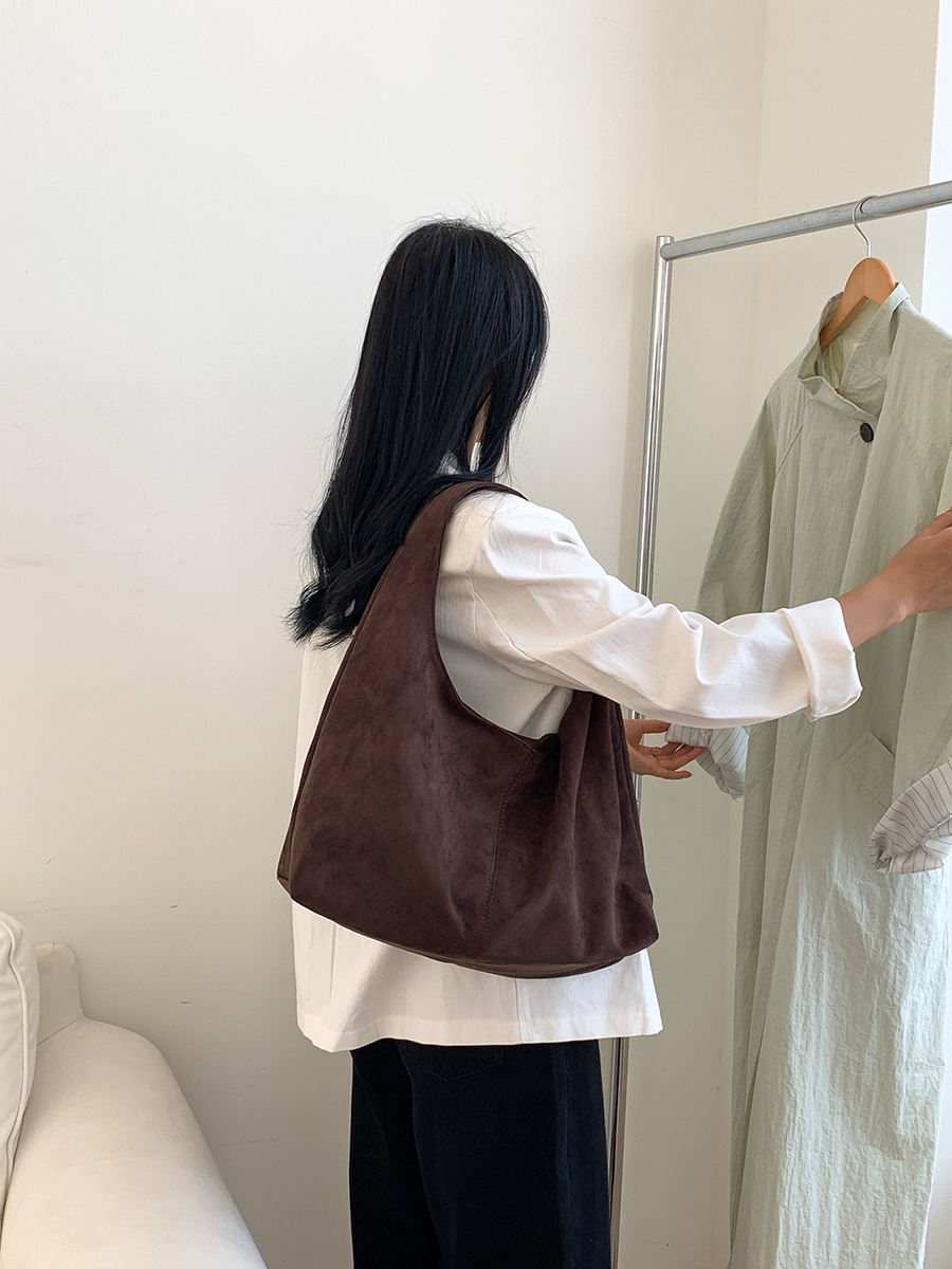 Large Capacity Commuter Tote Bag with Vintage Charm Made from Soft Suede Material
