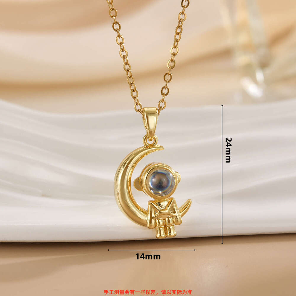 New Projection Astronaut Necklace For Women, Light , Niche, Versatile, High-End Feel, Non-Fading Collarbone Chain 823
