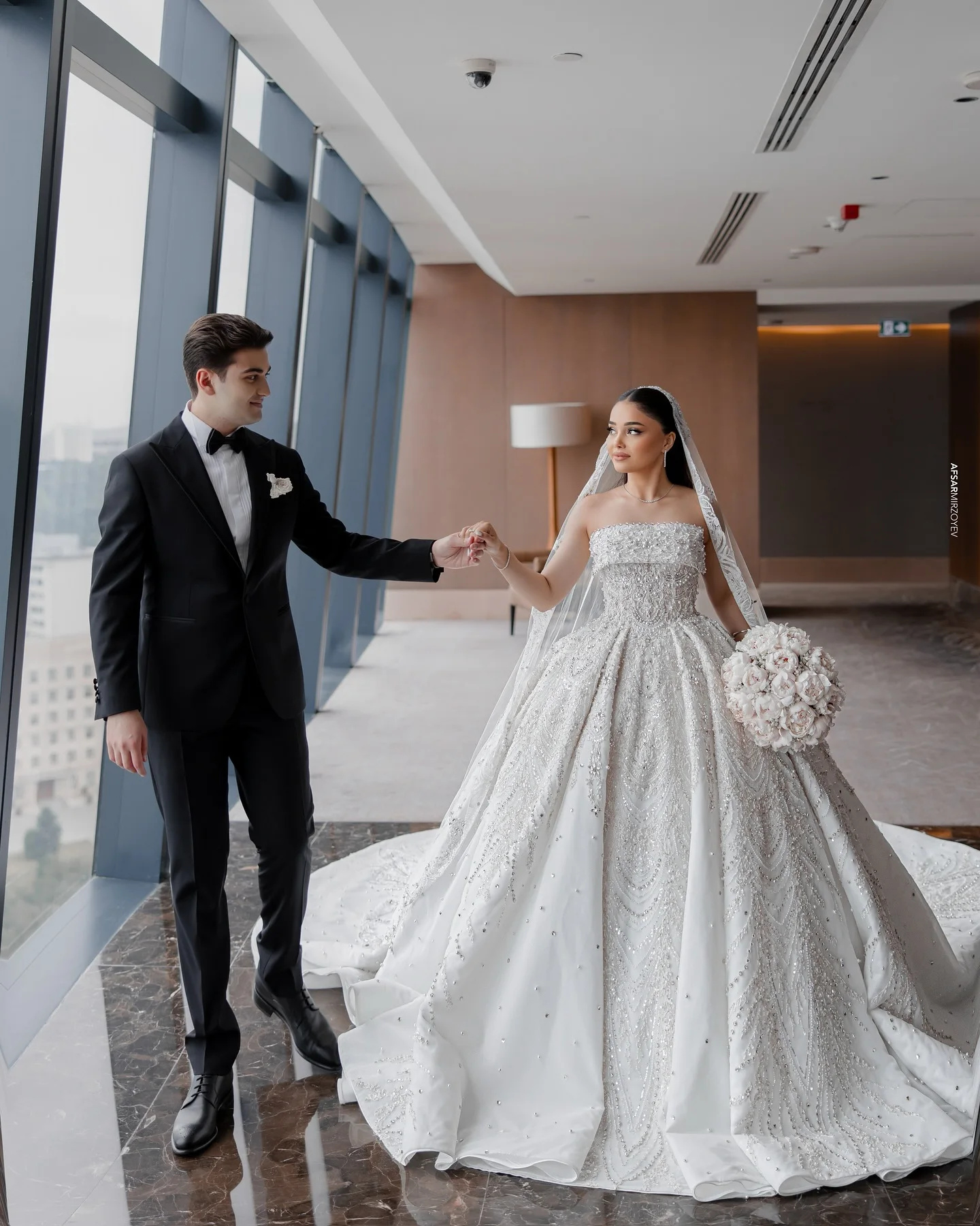 Gorgeous Beaded Pearls Ball Gown Wedding Dress Sequined Appliques Bridal Gowns Arabic Strapless Sleeveless vestido de novia