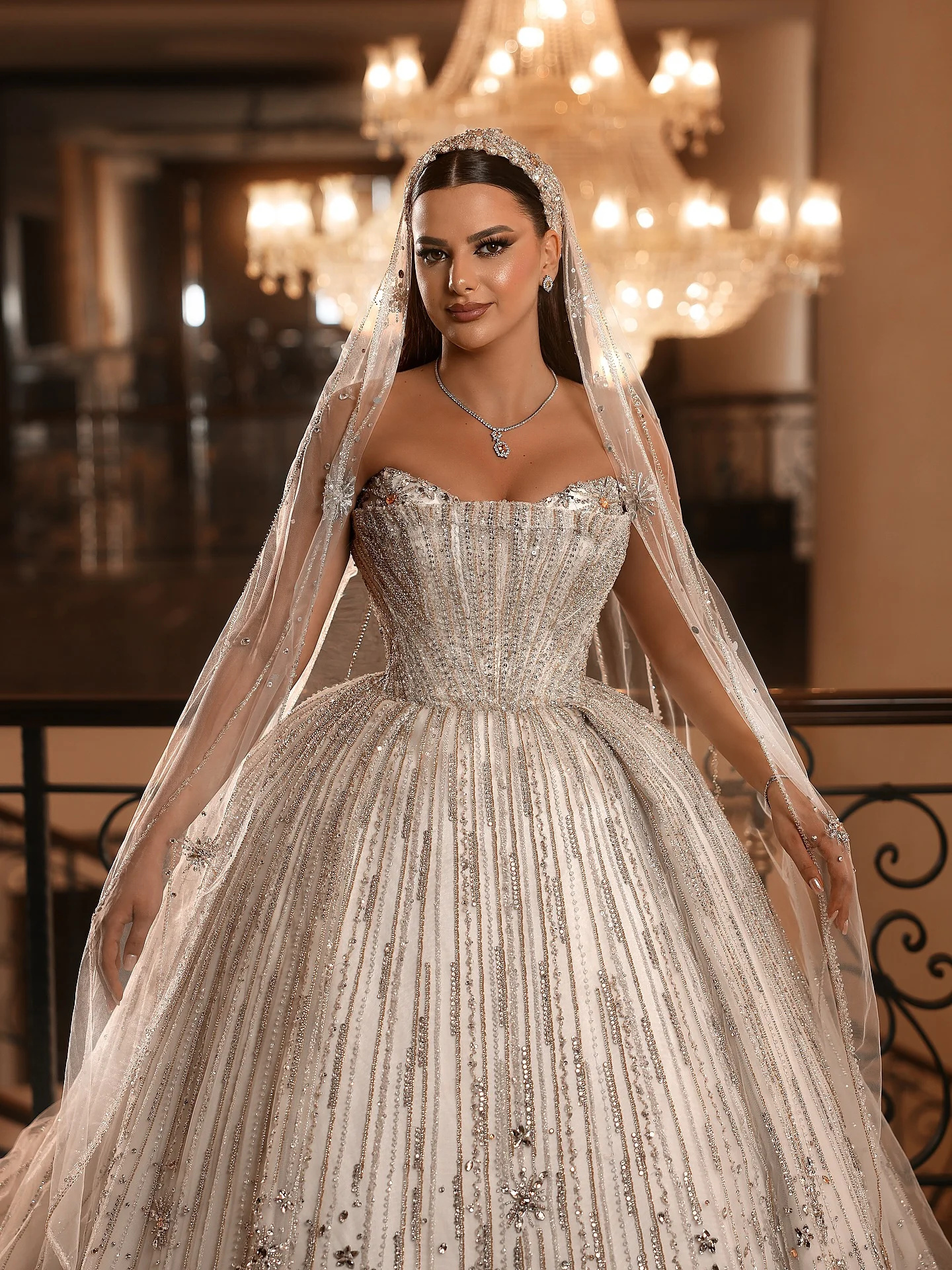 Exquisite Strapless Crystal Wedding Dress Ball Gown Elegant Beading Lace Bridal Dress Customized Sleeveless vestidos de novia