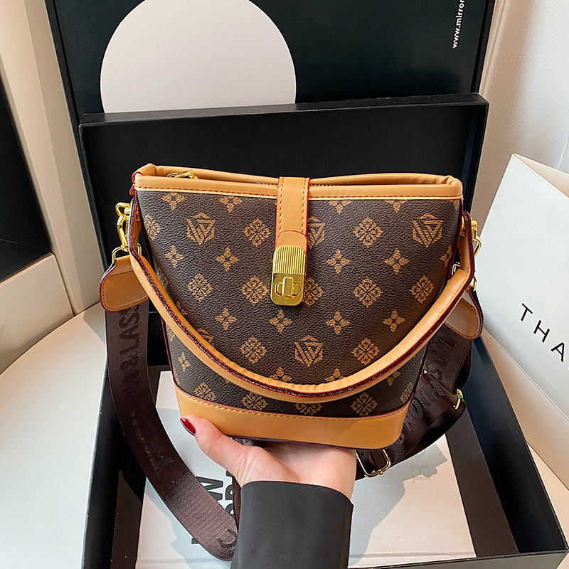 Designer Exquisite Bucket Versatile Niche Print Fashion Trendy Large Capacity Shoulder Underarm Light Luxury Women's Bag