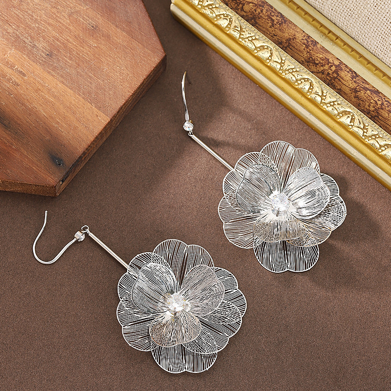New Fashionable Elegant Old Money Style Gold Three-Dimensional Flower Tassel Earrings Light High-End Sier Needle Ear Jewelry