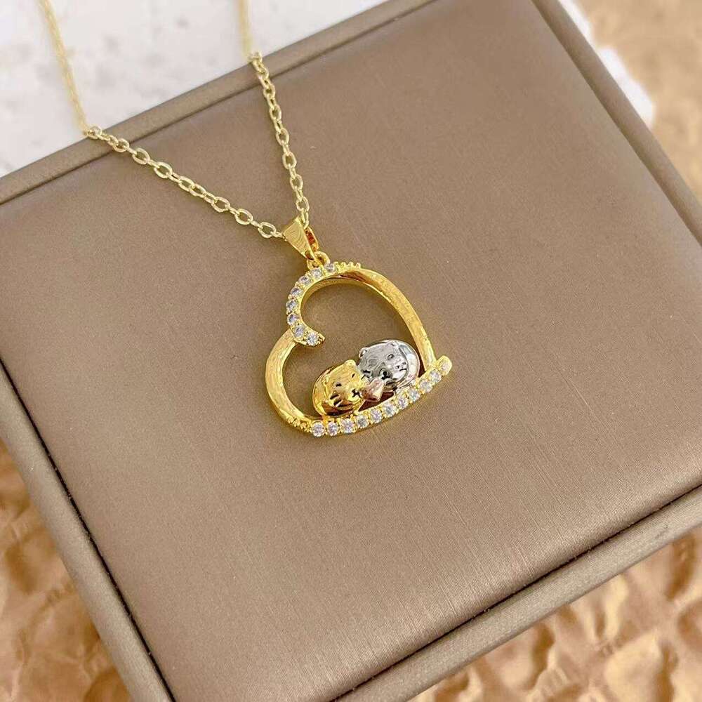 New Fresh And Sweet Cute Heart-Shaped Squirrel Hing Pendant Necklace With Unique Design C7e