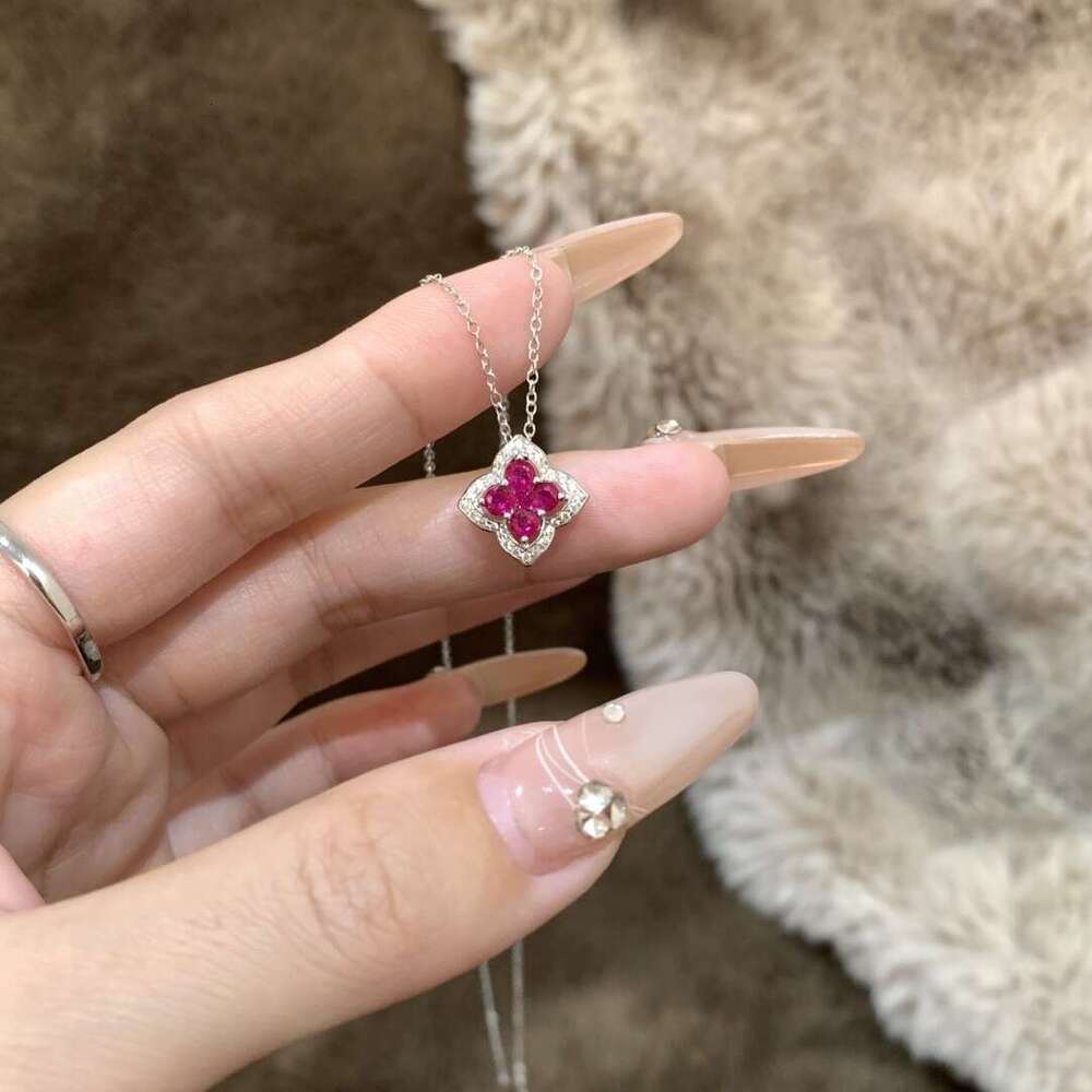 S Pure Sier Light Elegant Red Four-Leaf Clover Pendant Necklace Niche Exquisite High-Value Petal Collarbone Chain