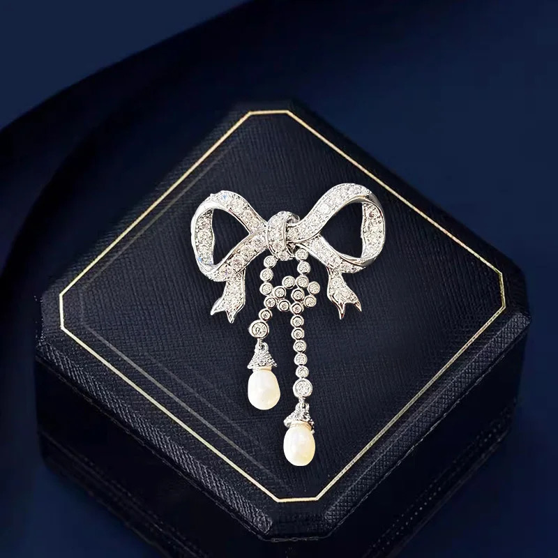 Fresh and Elegant Zircon Bow Brooch Freshwater Pearl Fringed Niche Autumn and Winter Sweater Accessories Womens Corsage 250712