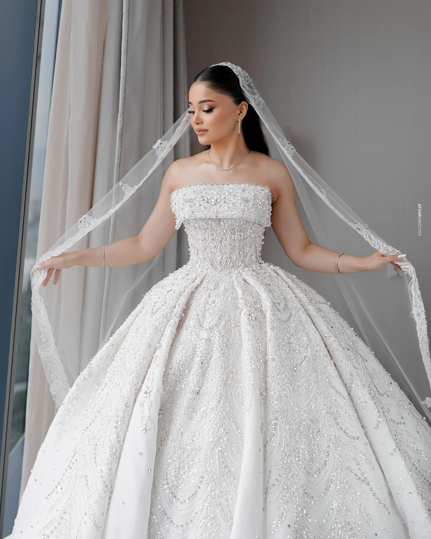 Gorgeous Beaded Pearls Ball Gown Wedding Dress Sequined Appliques Bridal Gowns Arabic Strapless Sleeveless vestido de novia