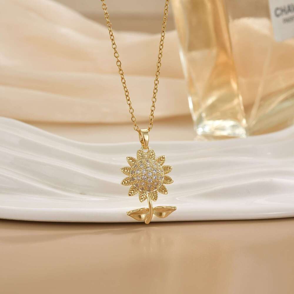 Titanium Steel Necklace For Women Copper Gold Plated Zircon Inlaid Suower Pendant Niche Design Elegant High-End Accessory F12