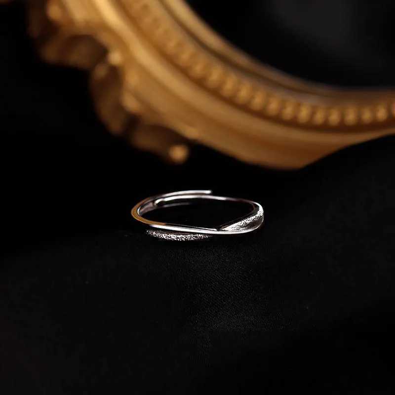 Matte Line Silver Color Ring Womens White Cold Color Style Simple Cross Ring Elegance Luxury Index Finger Ring Wedding Jewelry S250716